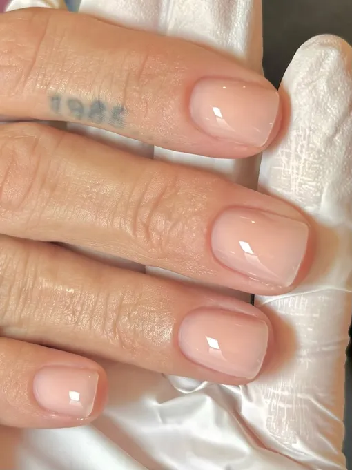 Как выглядит самый модный нюдовый маникюр осени-2025: 5 вариантов ванильного стекла