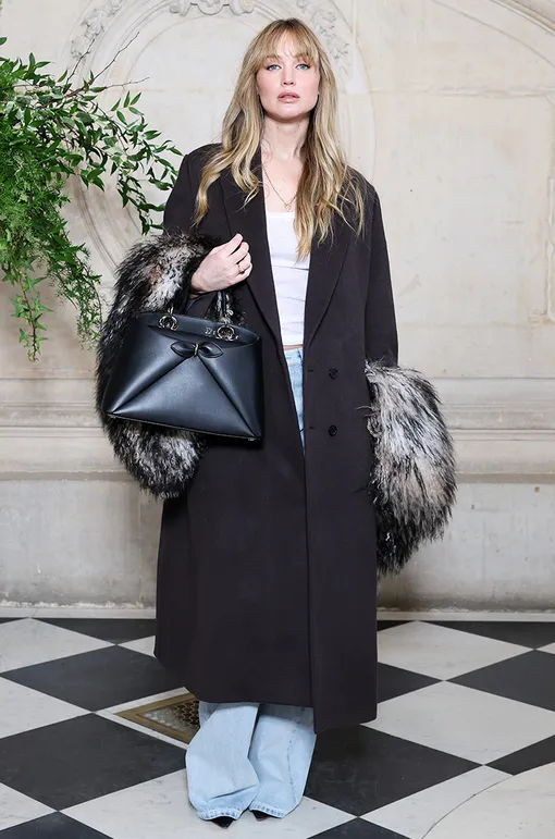 Звездный тренд: как Дженнифер Лоуренс носит джинсы-«лужицы»