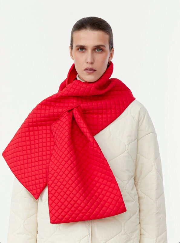 Модные шарфы на весну-2024: 16 нескучных вариантов