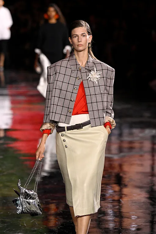 Этот «бабушкин» аксессуар будет нужен каждой модной девушке в 2026 году