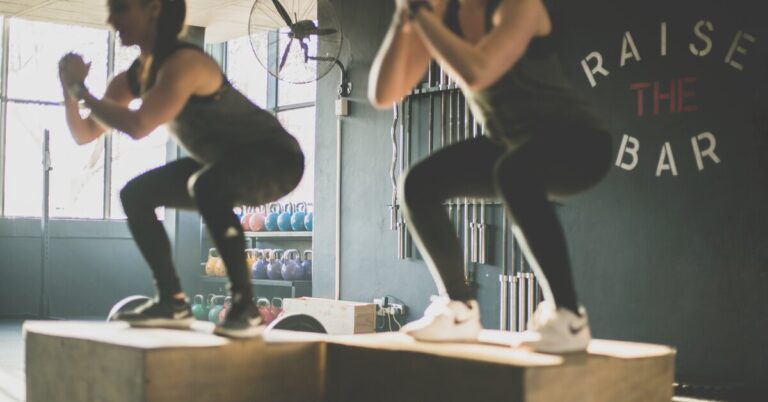 Простая гимнастика, которая подходит всем: главный новый фитнес-тренд, имитирующий древние движения человека