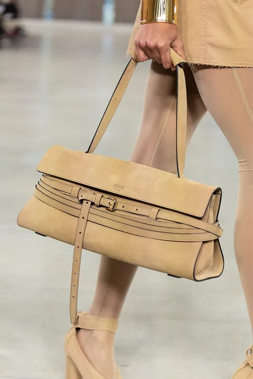 Самый короткий путь к сердцу – сумка с длинной ручкой: 10 моделей, которые стоит купить сейчас