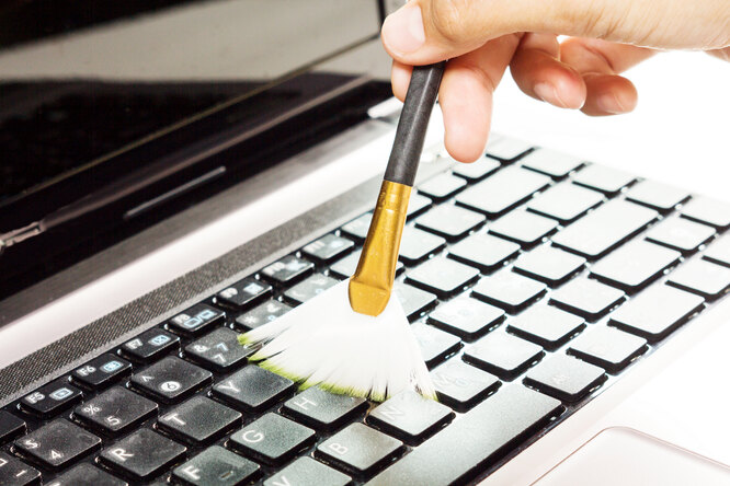 Как почистить клавиатуру ноутбука, не испортив ее
