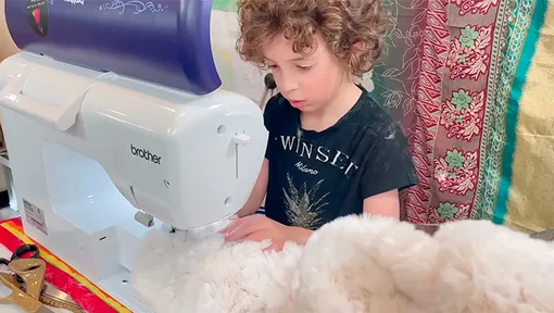 Говорит, что в прошлой жизни был Гуччи: как 9-летний дизайнер открыл модный дом и успел сделать домашку