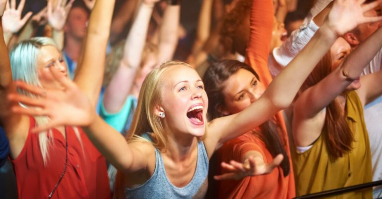 «Я готова на всё ради его внимания»: как женщины становятся сумасшедшими фанатками, объясняет психолог