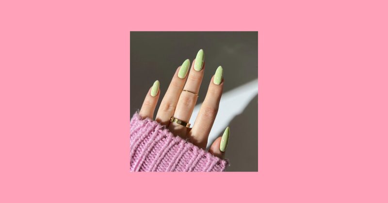 Клубничная матча: как сделать сочный весенний маникюр всего за 5 простых шагов