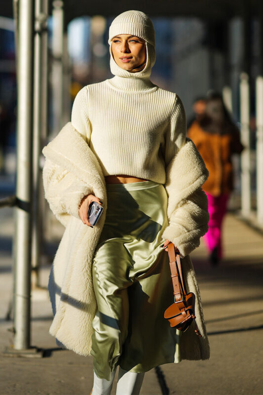 С чем носить балаклаву: 10 стильных образов с пуховиками, пальто и куртками