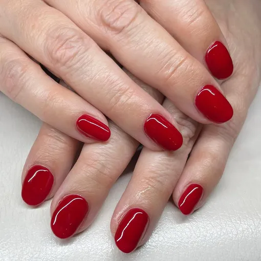 Лучше любых аксессуаров: 11 цветов лака для ногтей, которые подойдут под любую одежду в твоем шкафу