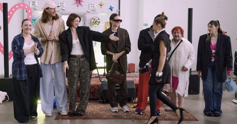 Креативный директор VOICE приняла участие в батле стилистов и одела случайную гостью гараж-сейла