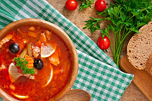 Повар Коте Оганезов поделился рецептом рыбного супа с кукурузой.