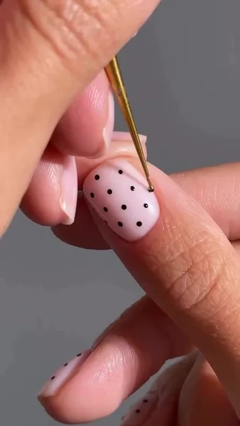 Маникюр «юбка в горошек»: как сделать трендовый дизайн дома