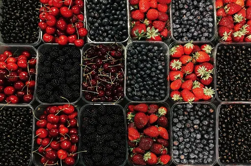 Одними из самых вкусных продуктов для поднятия иммунитета, которые входят в наш топ, можно назвать ягоды.