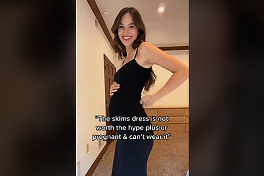 Эбби Герберт надела облегающее платье бренда Skims Ким Кардашьян и нарвалась на критику в соцсетях.