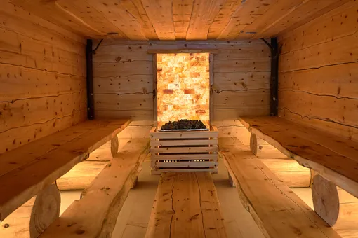 После парения в традиционной алтайской бане можно окунуться в теплый сибирский чан с травами