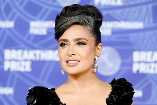 Безупречная элегантность: Сальма Хайек научила нас делать идеальный пучок для седых волос