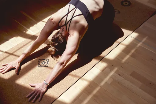 Йога по фазам цикла: как тренироваться, чтобы наконец получить результат