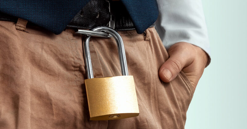 «Пришлось купить болторез»: как живут мужчины, которые носят пояс верности