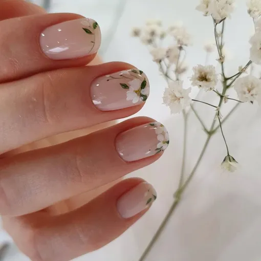 Цветы Прованса: 7 самых красивых идей французского маникюра с цветами