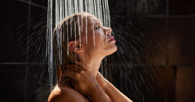 В помощь магнию: 3 причины принять душ в темноте перед сном