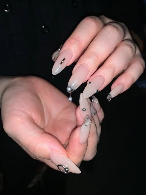 Маникюр с пирсингом: 13 модных вариантов на осень в стиле хэви-метал Маникюр с пирсингом: 13 модных вариантов на осень в стиле хэви-метал