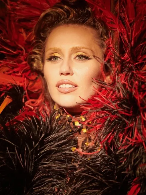 Макияж в наследство и алая помада: 7 правил красоты от Майли Сайрус