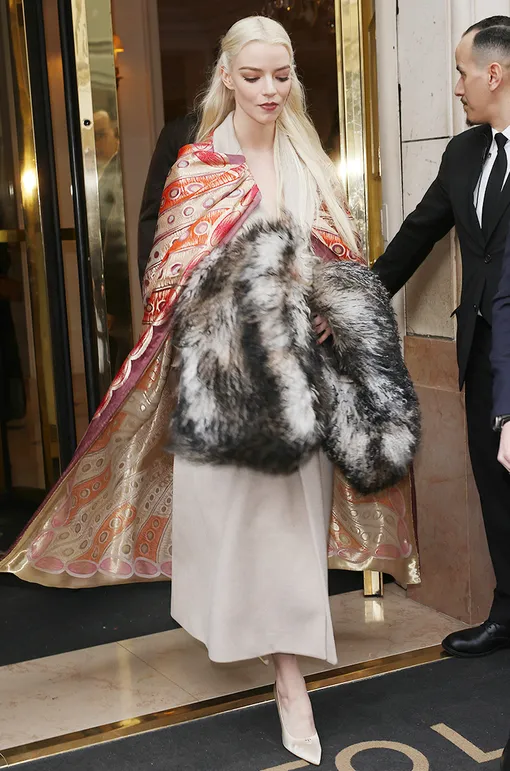 Кружево, кожа и даже одна корона «из Лувра»: самые яркие звездные образы на Неделе моды в Париже