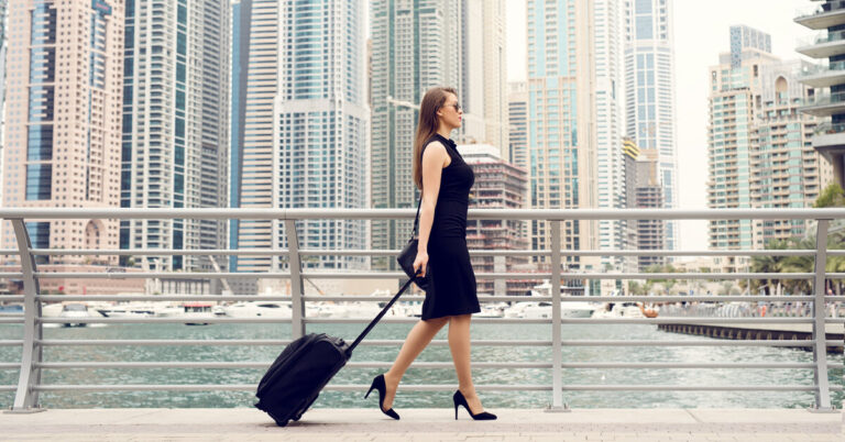 10 вещей, которые не стоит надевать в самолет: советы стилистов