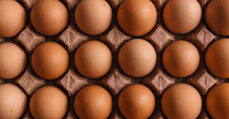 «Надо варить в кипящей воде» и еще 4 мифа про куриные яйца, в которые пора перестать верить
