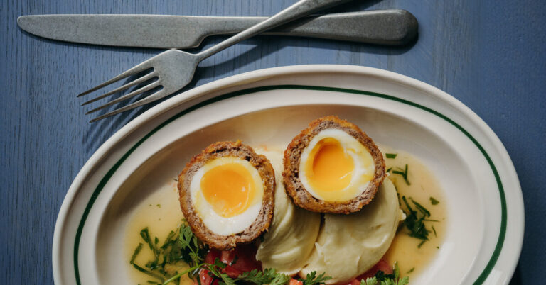 Большие завтраки, десерты жуткие и прекрасные, анчоусы и гуляш со сметаной: свежий дайджест гастрономических новостей