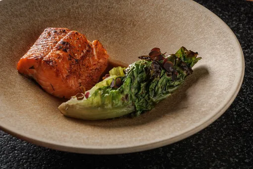 Форель на березовом полене с кокосово-перечным соусом.