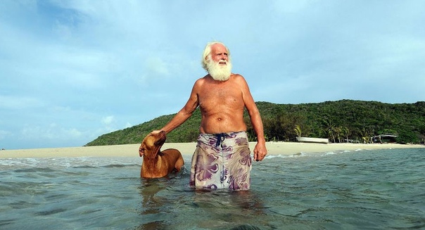 Этот мужчина переселился на необитаемый остров и превратил его в райский уголок