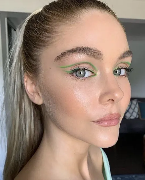 Лесная нимфа: как сделать трендовый макияж с зелеными акцентами Заметь, даже графичный макияж с двумя стрелками выглядит сдержанно... а ведь тут просто использован хороший оттенок зеленого!