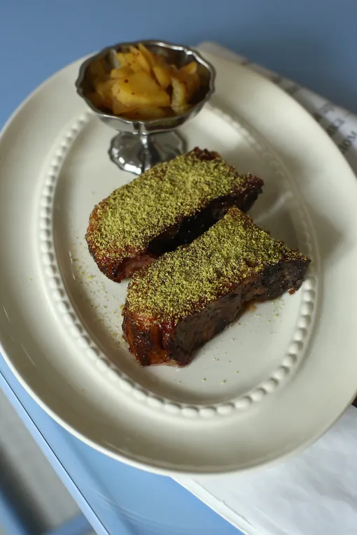 Большие завтраки, десерты жуткие и прекрасные, анчоусы и гуляш со сметаной: свежий дайджест гастрономических новостей