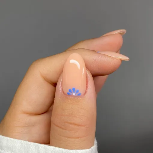 Стильный маникюр с цветочными манжетами: как повторить нейл-арт, который удлиняет короткие ногти
