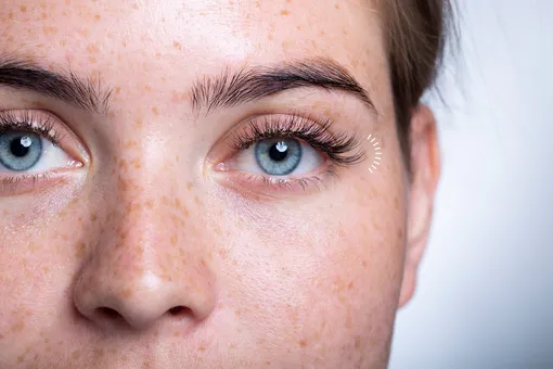 Как завить ресницы на весь день: крутой прием для самых смелых