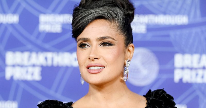 Безупречная элегантность: Сальма Хайек научила нас делать идеальный пучок для седых волос