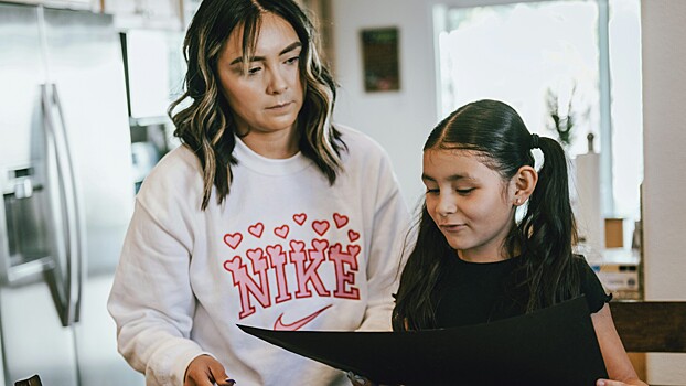 Эксперт объяснил, как правильно помогать ребенку с домашним заданием