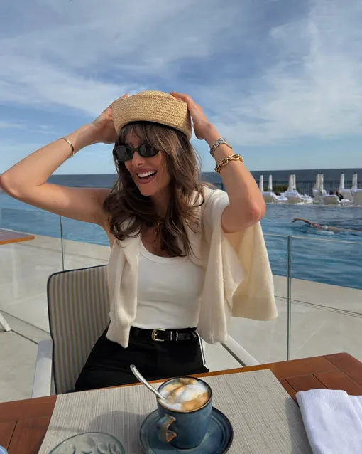 Соломенные шляпки-таблетки: модный тренд лета-2026