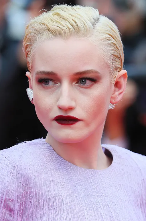 Модный макияж губ зимы 2025-2026: 5 оттенков помады, которые будут в тренде весь сезон Модный макияж губ зимы 2025-2026: 5 оттенков помады, которые будут в тренде весь сезон