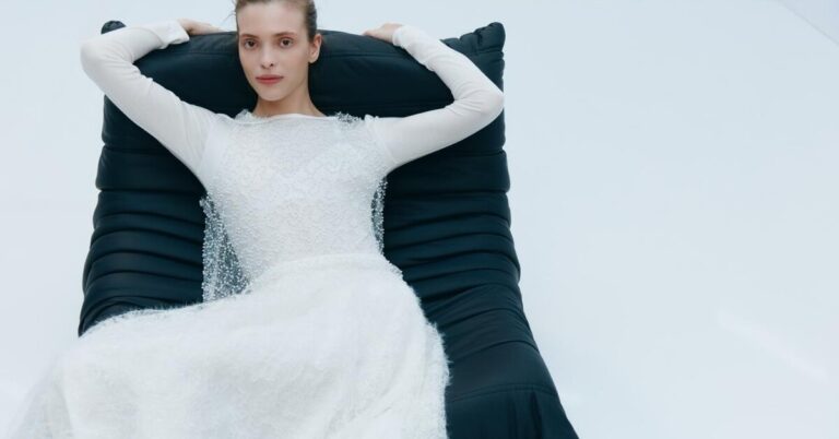 Модный дайджест недели: тренды верхней одежды, теплая обувь, стильные образы и новости индустрии