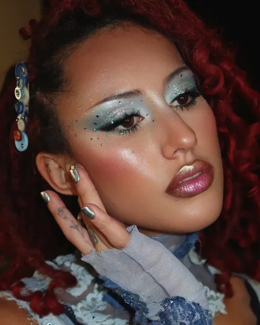 Майский снег: 5 блестящих и необычных «зимних» макияжей, которые выглядят стильно даже весной и летом