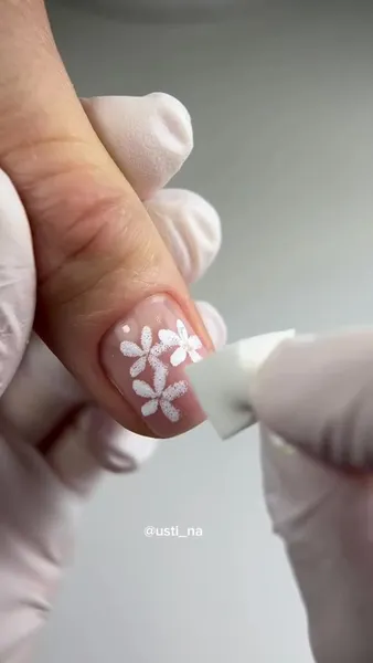 Ногти-ромашки: как повторить этот стильный дизайн ногтей в домашних условиях