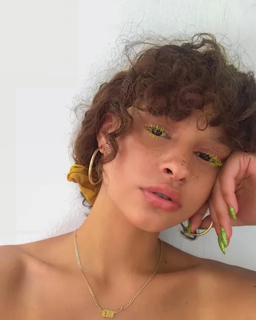 Лесная нимфа: как сделать трендовый макияж с зелеными акцентами Посмотри, как круто неоновая зеленая подводка сочетается с маникюром и цветом кожи этой девушки!