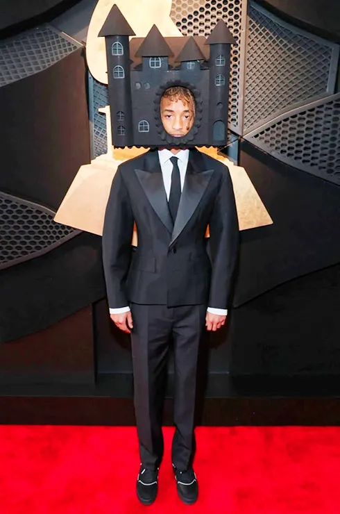 Оверсайз – в топку? Теперь модно одеваться, как средневековая принцесса