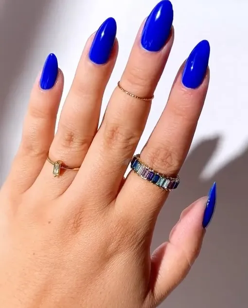 Лучше любых аксессуаров: 11 цветов лака для ногтей, которые подойдут под любую одежду в твоем шкафу