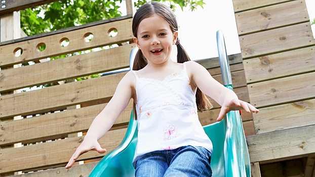 Названы первые «звоночки» проблем с позвоночником у ребенка