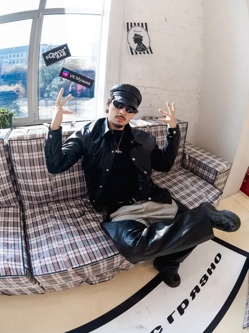 SQWOZ BAB и VK Музыка: обмен пакетов на мерч