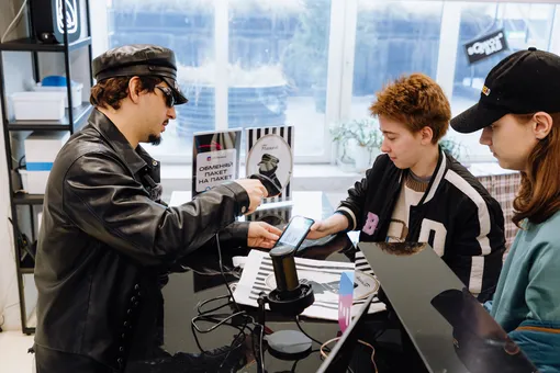 SQWOZ BAB раздал 500 эксклюзивных пакетов своим слушателям в импровизированном ПВЗ