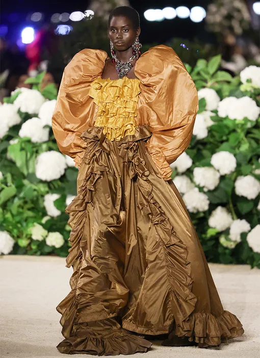 Высокая мода или провал? Как звезды носят подиумные луки на красной дорожке Высокая мода или провал? Как звезды носят подиумные луки на красной дорожке