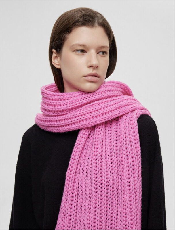 Модные шарфы на весну-2024: 16 нескучных вариантов